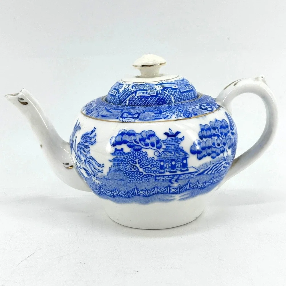Royal Grafton Blue Willow Bone China Teapot Gold Trim England Pagoda Vintage